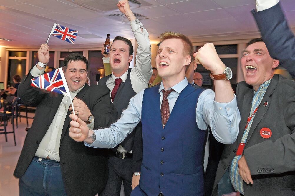 Británicos partidarios de dejar la Unión Europea al celebrar ayer los resultados, en Londres (TOBY MELVILLE. REUTERS)