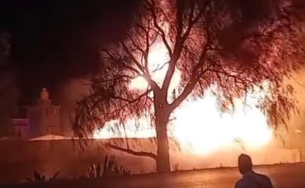 Explosión e incendio consume tres vehículos y 20 mil litros de gasolina en Tepetitlán, Hidalgo; no se reportan víctimas ni personas heridas