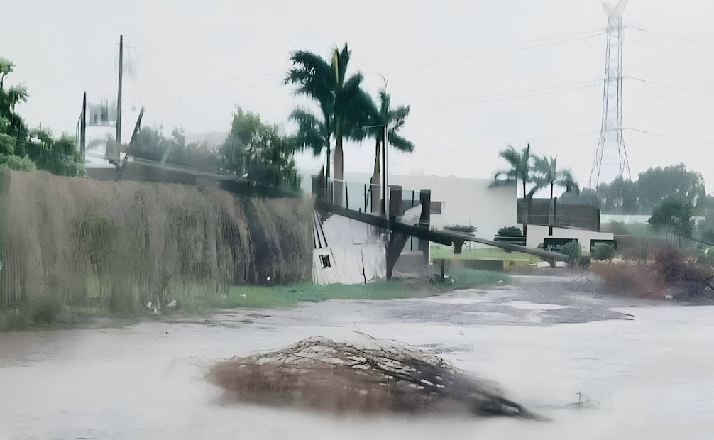 Las fuertes lluvias y ráfagas de viento registradas este sábado en Cajeme provocaron inundaciones en el sector centro. | Foto: Especial.