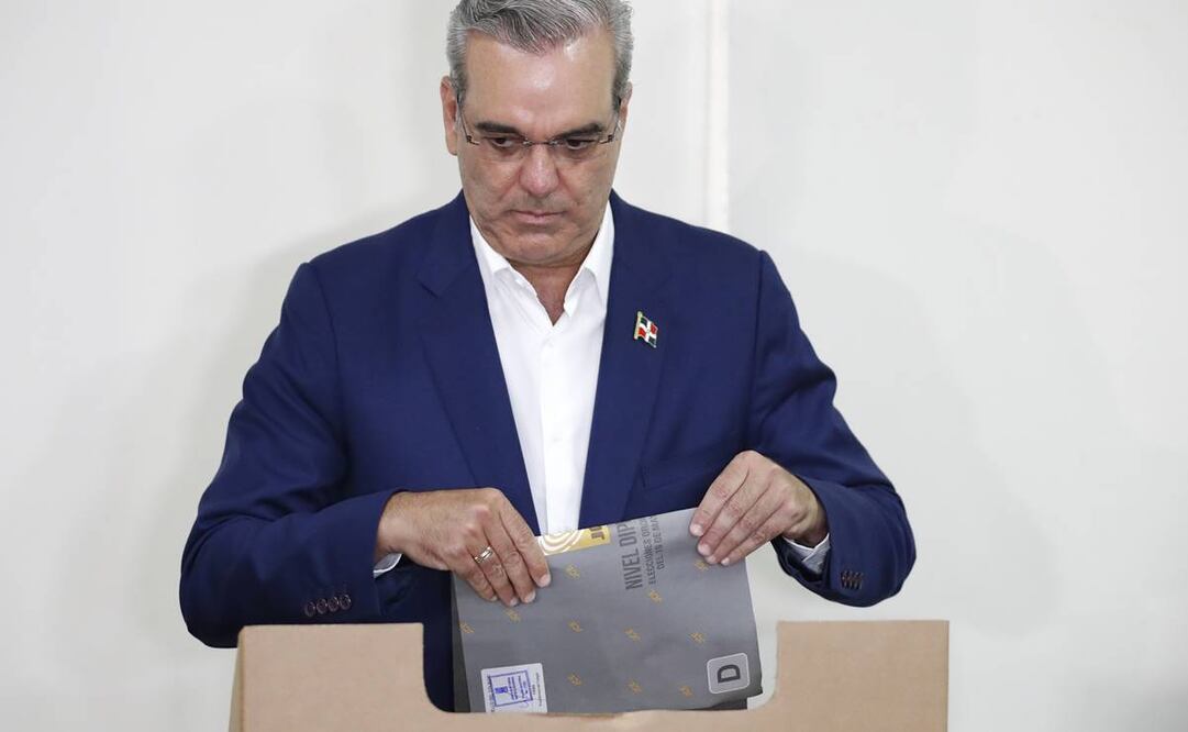 El presidente dominicano y candidato a la reelección, Luis Abinader, vota este domingo en un centro electoral en la Secundaria Babeque. Foto: EFE