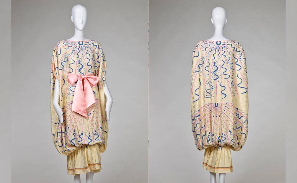 Este vestido de la colección otoño-invierno 1978 de Zandra Rhodes integra lo romántico y lo campestre en una pieza, como señala Ramzi. Wikimedia Commons.