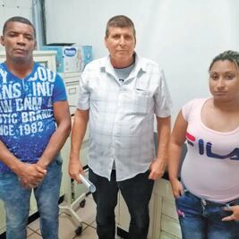 Detienen a cónsul que transportaba a cubanos