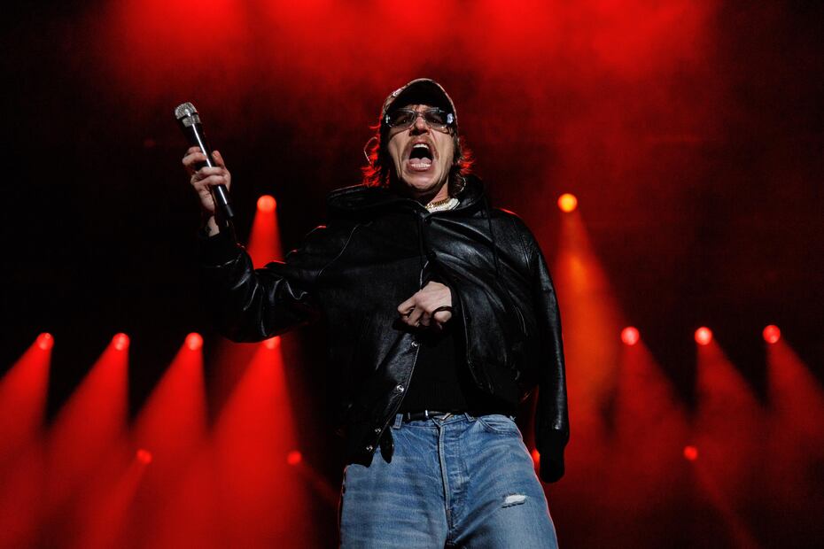 Vocalista de Cage The Elephant sale a cantar a pesar de tener un pie roto y un brazo en el Corona Capital. Fotos: de Yaretzy M. Osnaya El Universal