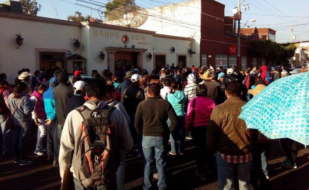 Comisiones de la CNTE arriban a radiodifusoras y televisoras para exigir que les abran los micrófonos e “informar a la ciudadanía” su rechazo a la evaluación. Foto: Carlos Arrieta