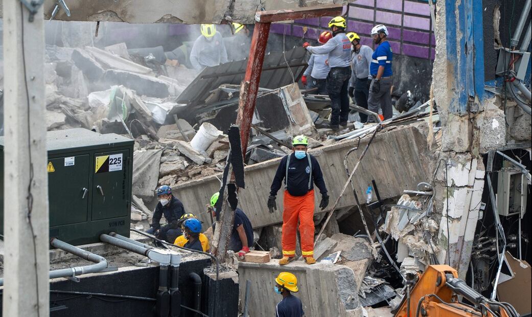 Equipos de rescate continúan con sus labores un día después del derrumbe del techo de la discoteca Jet Set en Santo Domingo, República Dominicana, el miércoles 9 de abril de 2025. Foto: AFP
