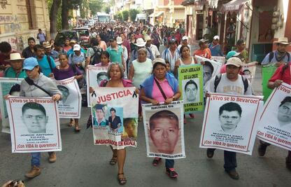 Marchan padres de los 43 y normalistas en Chilpancingo