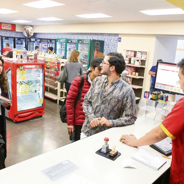 Ambas empresas también implementaron el pago sin contacto en las terminales punto de venta de BBVA que operan en las tiendas de Oxxo. Foto: Archivo / EL UNIVERSAL