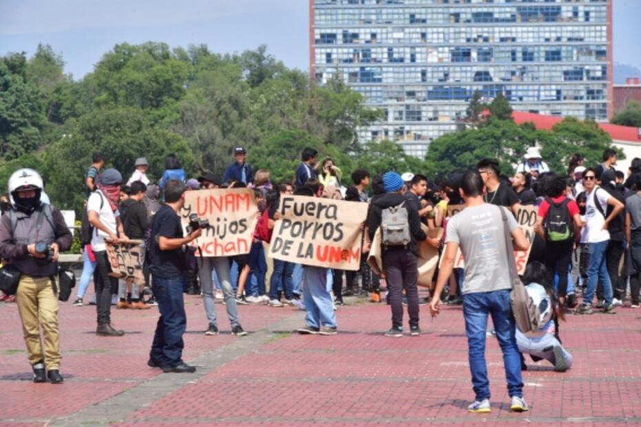 Encapuchados realizan pintas en Rectoría, a un año del ataque a estudiantes del CCH
