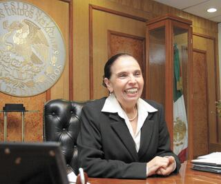 Perfilan premiar a María Elena Álvarez