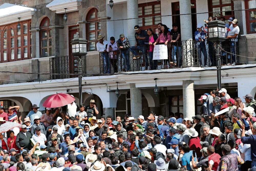 Los pobladores de Ocoyoacac bañaron con agua y lanzaron huevos al presidente municipal. Foto: Jorge Alvarado | El Universal