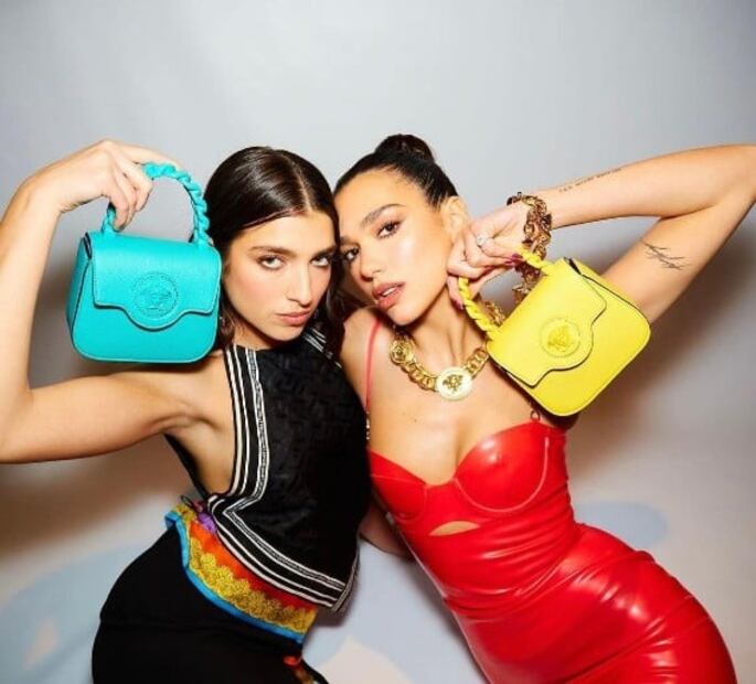 Dua Lipa y su hermana Rina posan juntas para Versace 