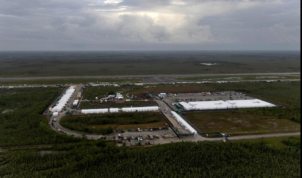 Imagen aérea del centro de detención de migrantes, conocido como "Alligator Alcatraz", ubicado en el antiguo Aeropuerto de Entrenamiento y Transición Dade-Collier en Ochopee, Florida, el 4 de julio de 2025. Foto: AFP
