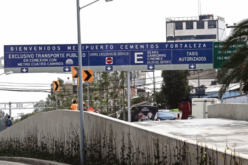 Vecinos se rehúsan a que el Mexipuerto se llame “Cementos Fortaleza”, como se lee en los letreros colocados en el lugar. “¿Venderán cemento, varillas? ¿quieren eliminar el nombre emblemático de Cuatro Caminos?”, preguntan (FERNANDO RAMÍREZ. EL UNIVERSAL)