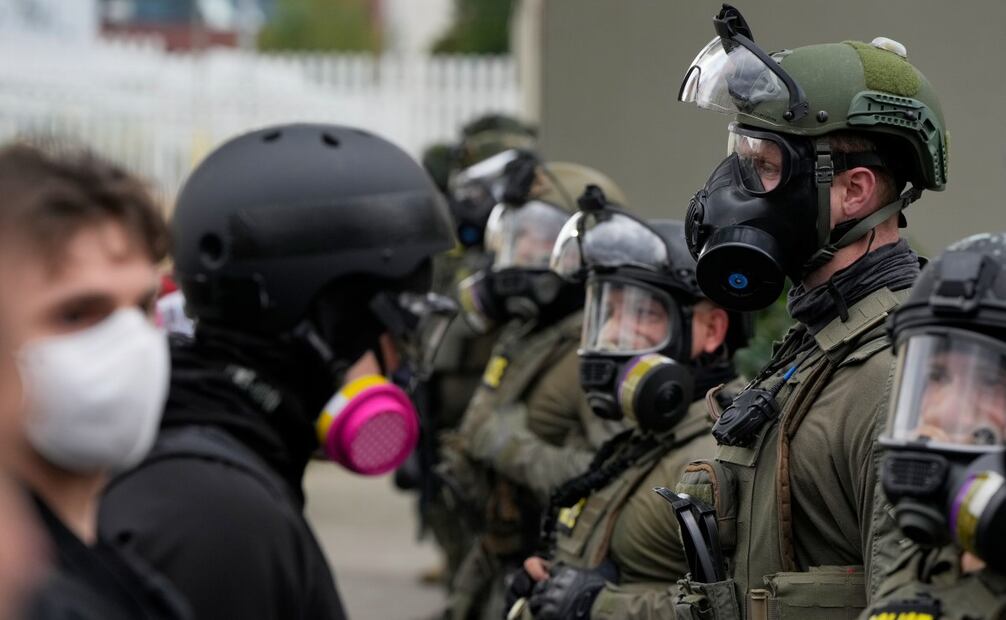 Agentes del orden se enfrentan a manifestantes frente a las instalaciones del Servicio de Inmigración y Control de Aduanas de Estados Unidos (ICE). (06/10/25) Foto: AP