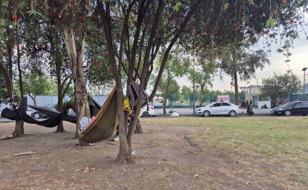 Los trabajadores instalaron hamacas para poder pernoctar afuera del Parque Bicentenario, ya que tienen instrucciones de retirar los equipos que quedaron adentro tras la tragedia (08/04/2025). Foto: Jorge Alejandro Medellín / EL UNIVERSAL