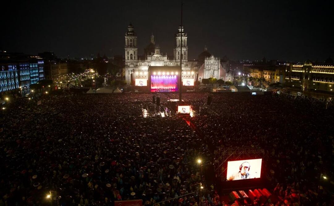 Miles de personas se congregaron en la plancha del Zócalo para presenciar el concierto gratuito de Silvio Rodríguez. Foto: Germán Espinoza / EL UNIVERSAL 