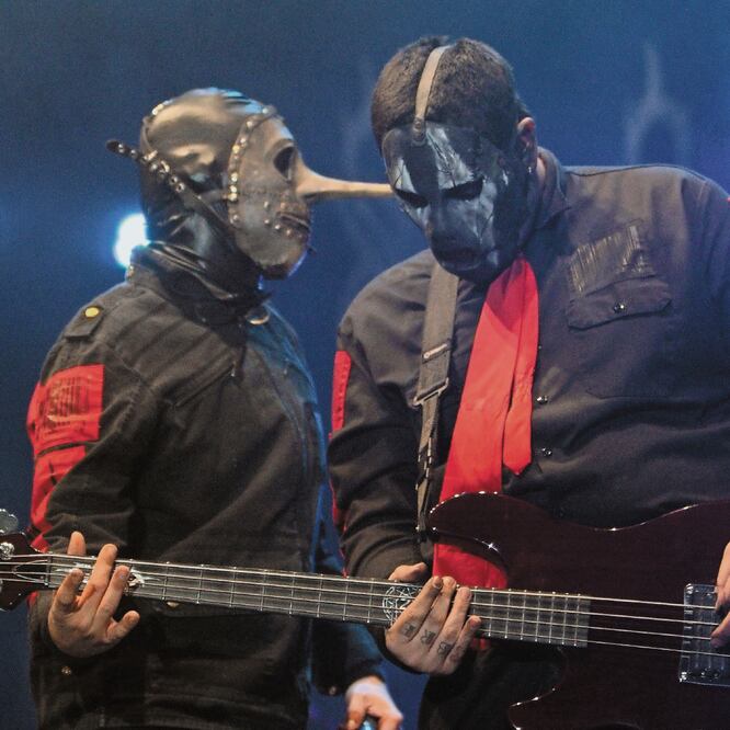 Chris Fehn (izq). tocando con el fallecido miembro, Paul Gray. ARCHIVO EL UNIVERSAL