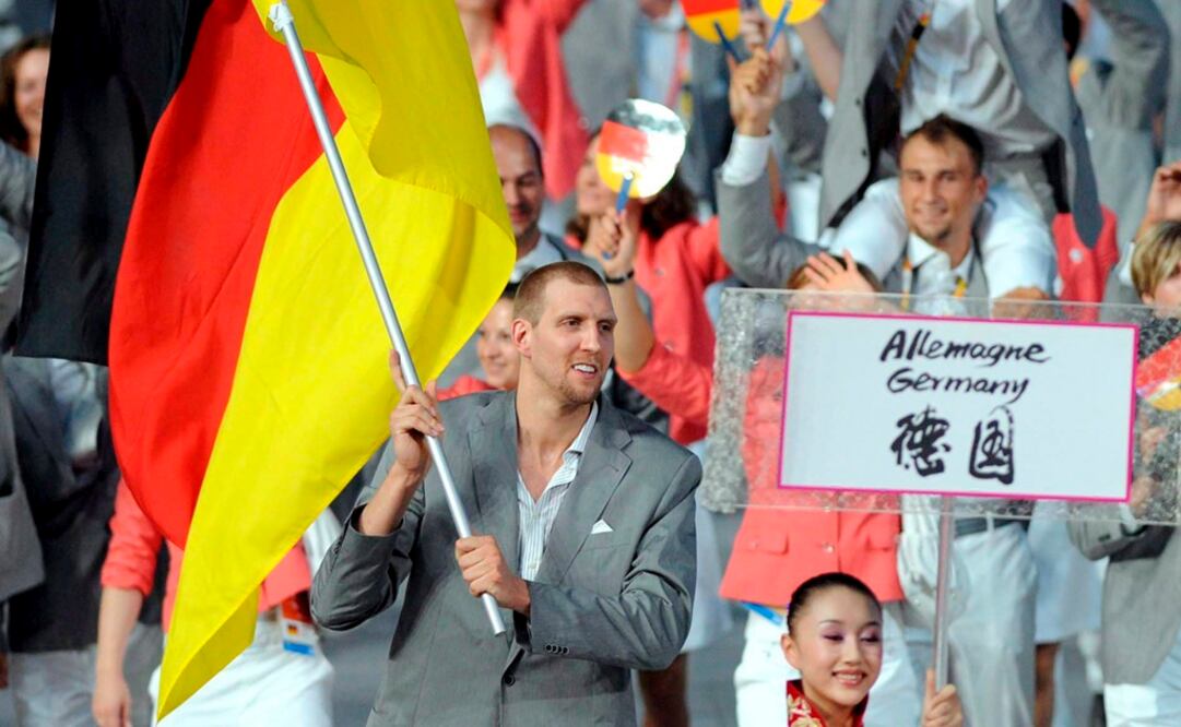La delegación olímpica alemana, encabezada por el baloncestista alemán de los Dallas Mavericks Dirk Nowitzkym. (Foto: Archivo - EFE/Marcus Brandt)