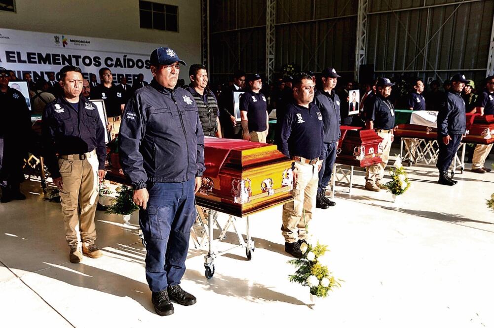 Ayer se rindió homenaje a los cinco agentes que perdieron la vida tras el desplome del helicóptero que participaba en un operativo en los límites de los municipios de La Huacana y Tunbiscatío (ARMANDO SOLÍS. EL UNIVERSAL)