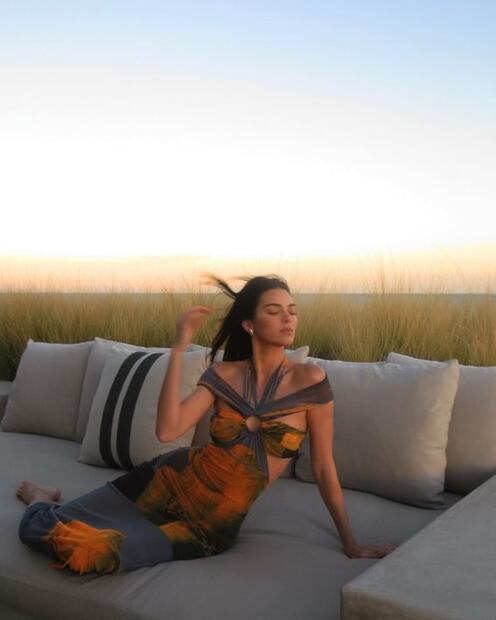 Kendall Jenner luce impresionante vestido cut out de los 90