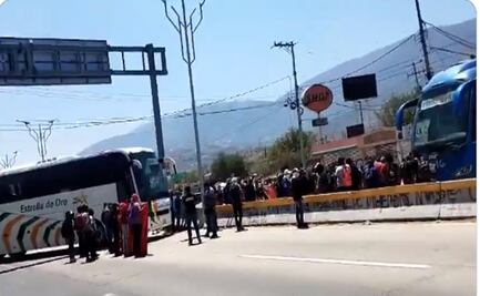 Normalistas de Ayotzinapa realizan bloqueo parcial en la Autopista del Sol; exigen justicia por Yanki Khotan