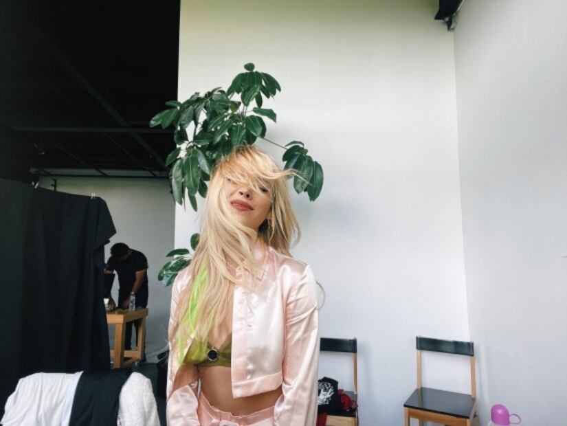 Danna Paola te muestra cómo llevar un look satinado a su nivel más hot