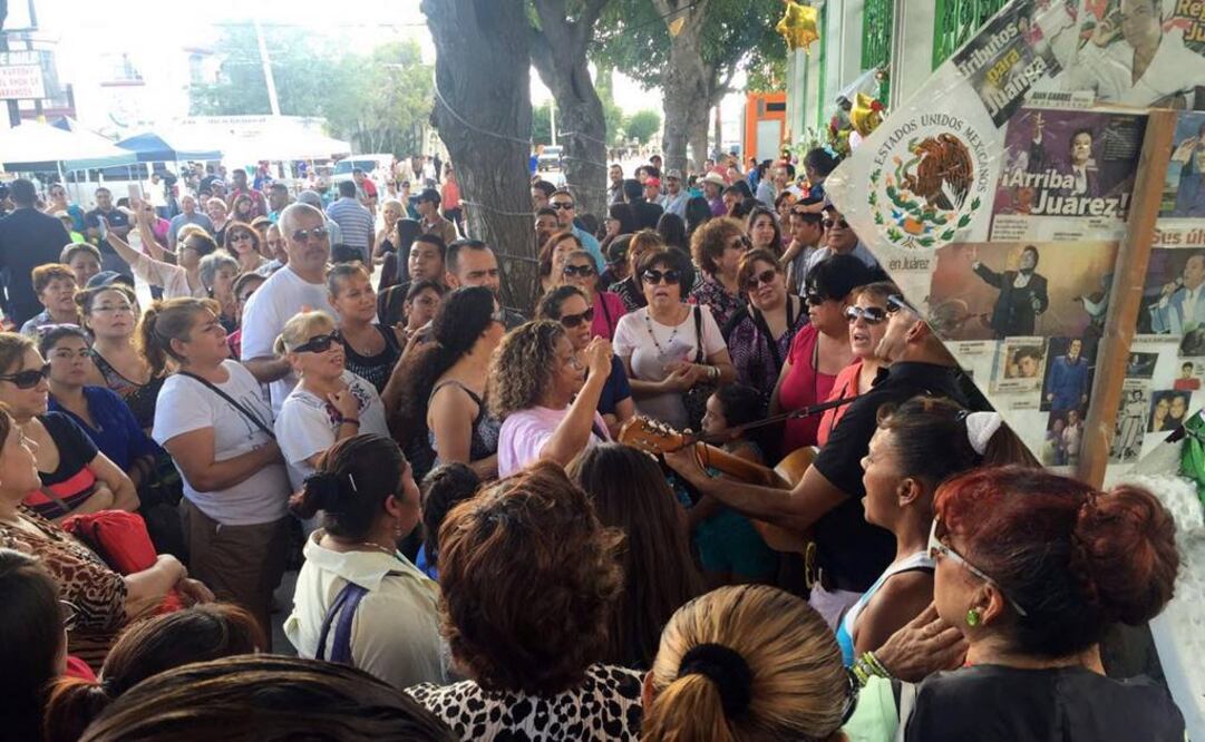 Fanáticos frente a la casa de 'Juanga' en Cd. Juárez (Foto: Luis Fierro EL UNIVERSAL)