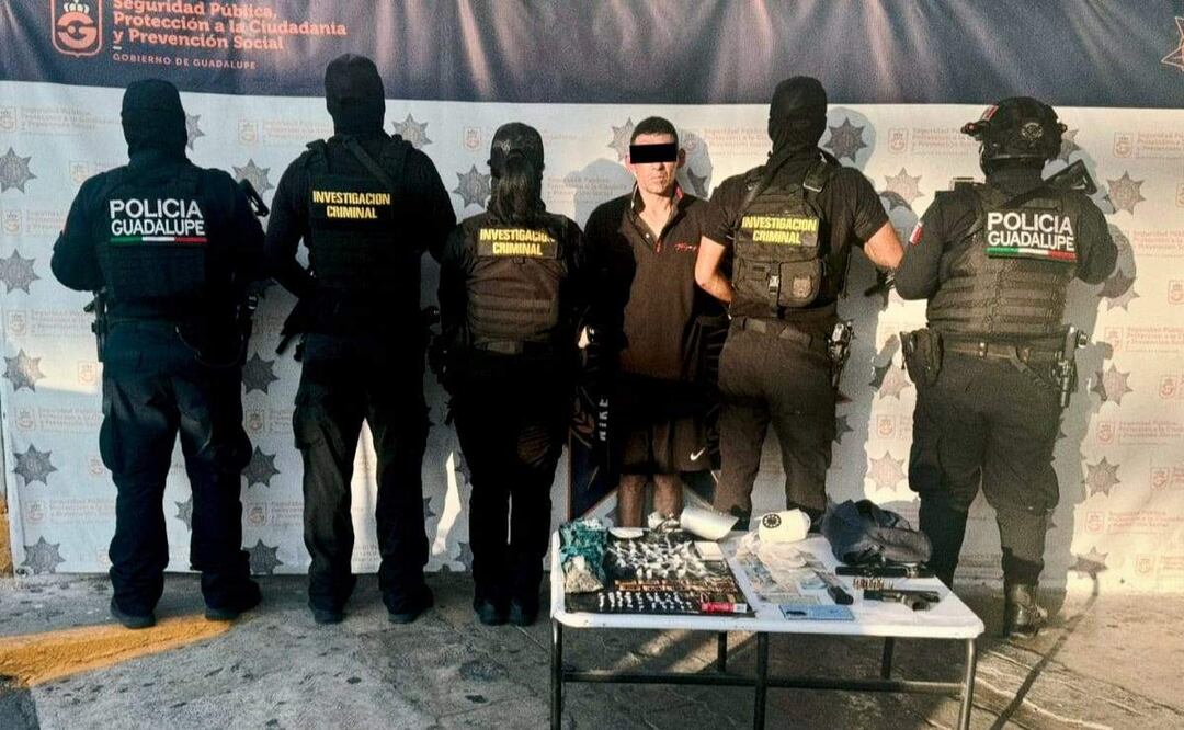 El presunto líder de sicarios detenido en Guadalupe, Nuevo León se le identificó como César “N”, de 39 años, a quien se le investiga por liderar actos delictivos en la entidad (26/06/2025). Foto: Especial