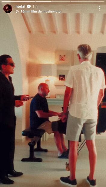 Christian Nodal y Andrea Bocelli ensayan, acompañados del piano, el tema "Por una cabeza".
Foto: Instagram