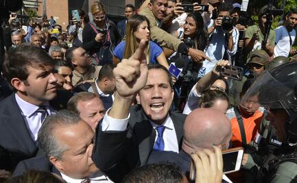 Guaidó y diputados opositores ingresan por la fuerza al Parlamento venezolano