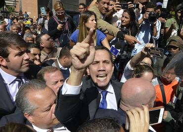 Guaidó y diputados opositores ingresan por la fuerza al Parlamento venezolano