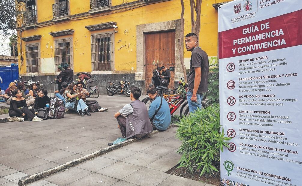 Policías intervinieron ante las protestas de vecinos en contra del campamento cannábico en la Plaza de la Concepción. Fotos: Luis Camacho. El Universal y MOISÉS PABLO. CUARTOSCURO