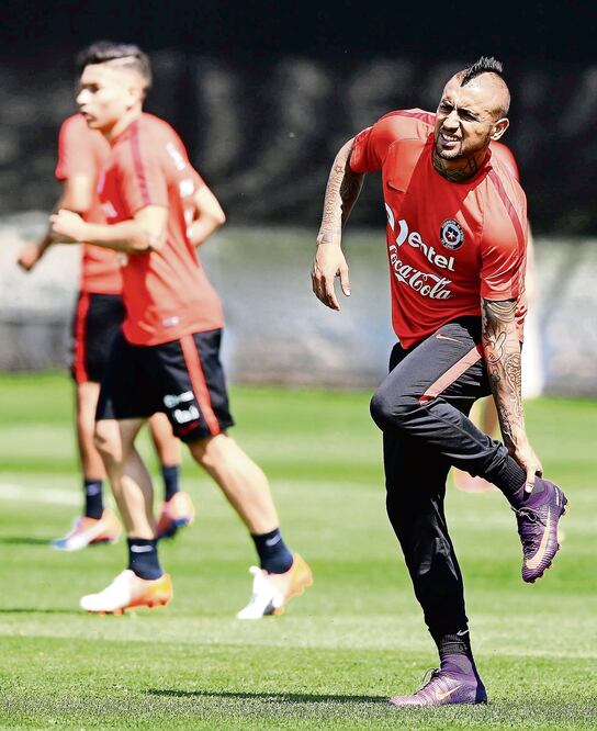 Durante la práctica, se observó la molestia que padece Arturo. FOTO: IVÁN ALVARADO. REUTERS