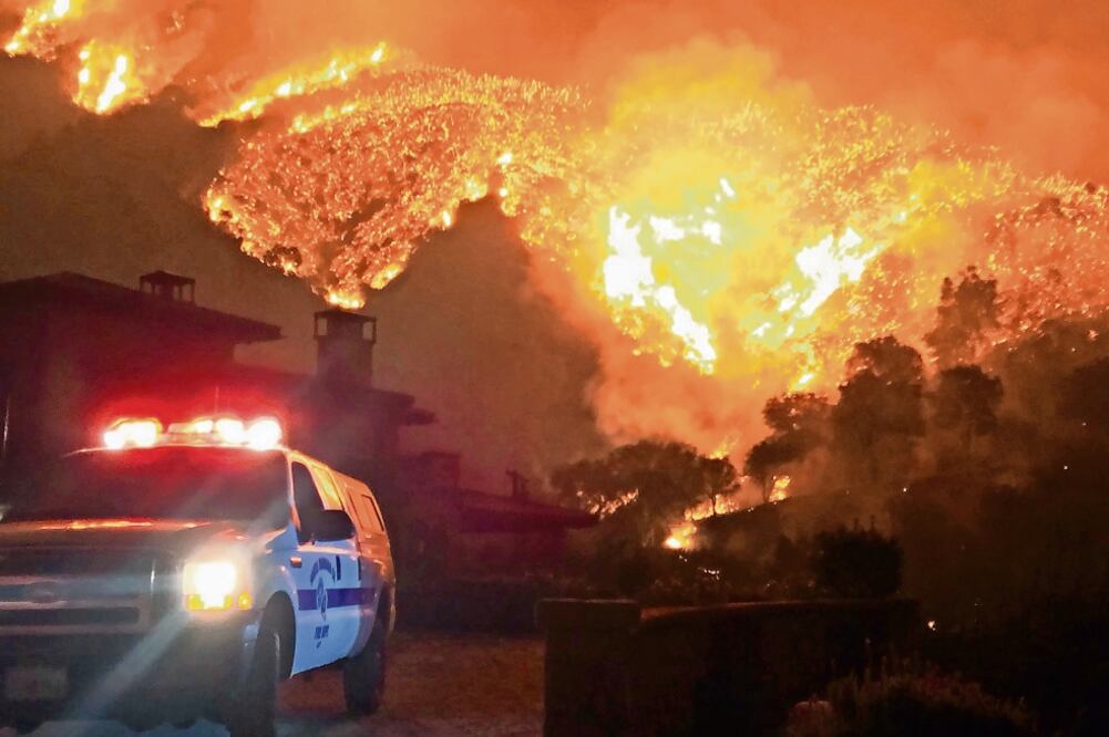 El fuego se sigue propagando con rapidez en condados como los de Ventura y Santa Bárbara, en California, donde Thomas ha arrasado más de 90 mi hectáreas (MIKE ELIASON. AP)