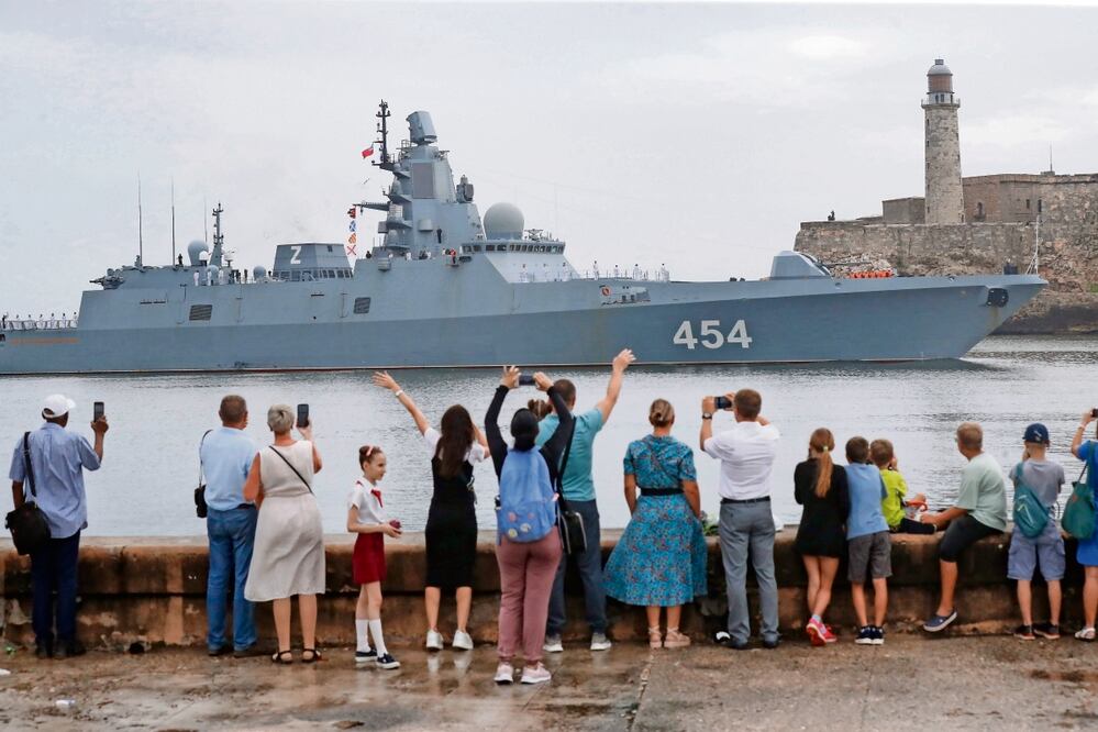 Flota  rusa con un submarino nuclear llega a Cuba