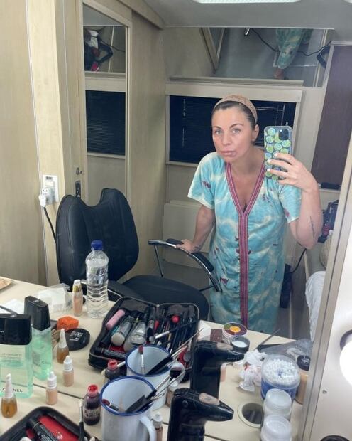 Ludwika Paleta demuestras las uñas blancas que son furor en manicura