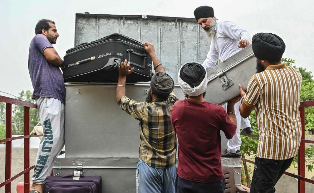 Civiles de la India cargan sus pertenencias en un vehículo mientras evacúan tras un aumento de las tensiones fronterizas. (09/05/25) Foto: AFP