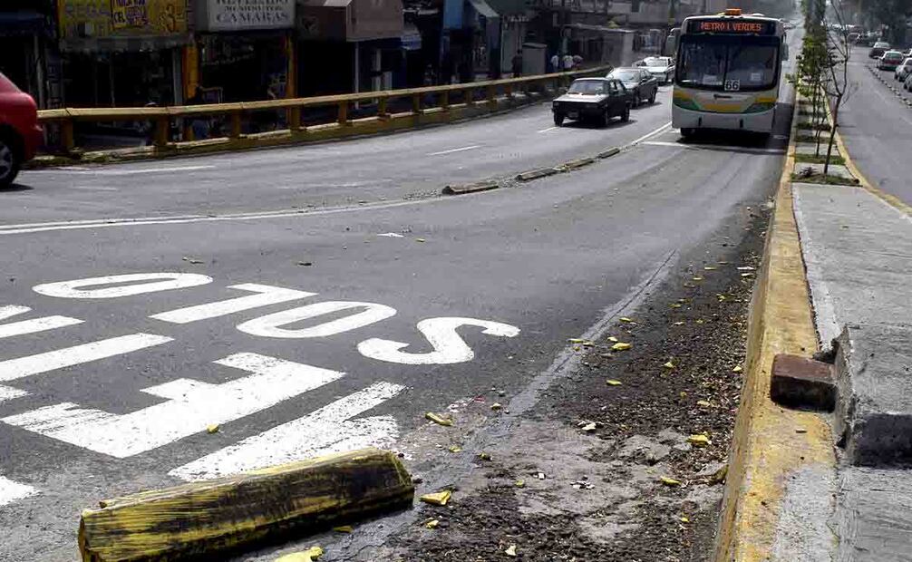 A menos de un año de funcionamiento, se puede apreciar el importante deterioro de las protecciones del carril del metrobus en la Glorieta de Insurgentes. Diciembre de 2005. foto: Rosaura Pozos Villanueva/ Archivo EL UNIVERSAL.