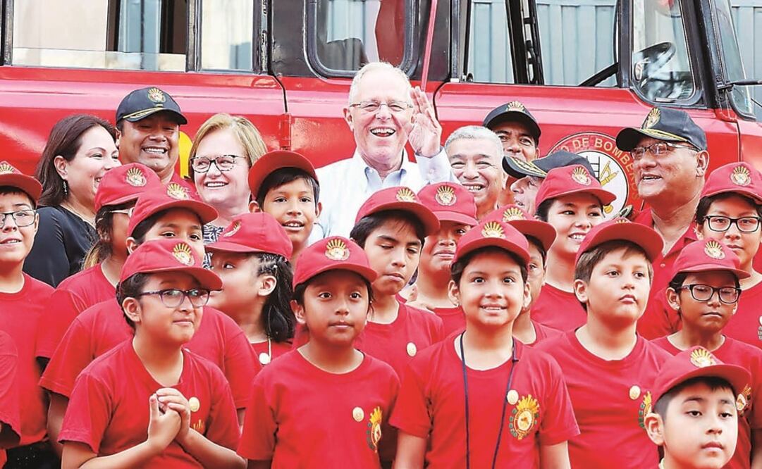 El presidente de Perú, Pedro Pablo Kuczynski (centro), durante el IV Curso de Minibomberos, en Lima, Perú. (XINHUA)