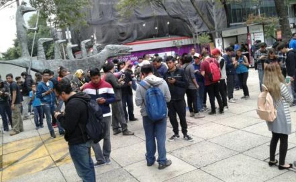 Maestros Pokémon caminan del Ángel a la Alameda