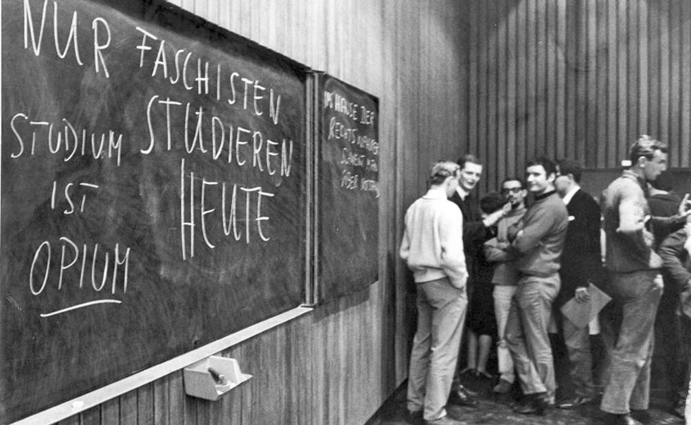 “Sólo los fascistas estudian hoy”, frase escrita por alumnos alemanes. Las rebeliones universitarias por derechos humanos y libertades sociales posicionaron a los jóvenes como actores de importancia histórica. Foto: Stiftung Haus der Geschicht/Wikimedia Commons.