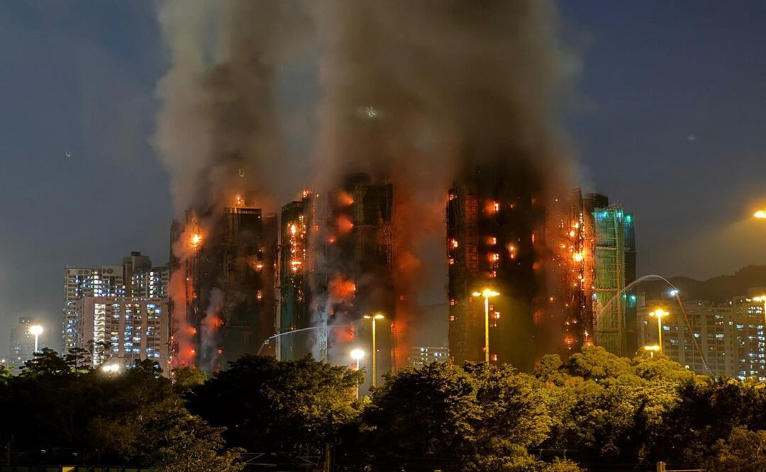 Las llamas devoraron los andamios de bambú de al menos tres bloques de apartamentos en Tai Po, un distrito del norte de Hong Kong. Foto: AFP