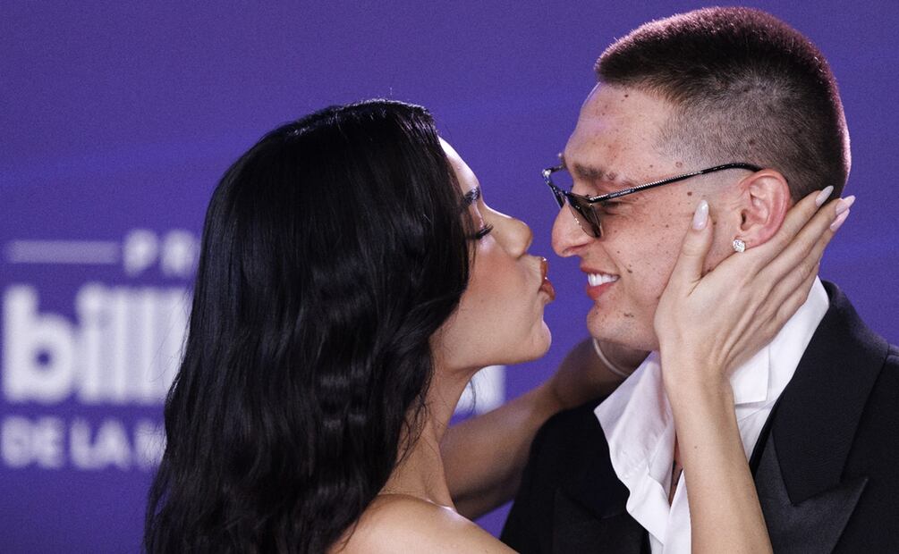 Peso Pluma y Kenia Os se besan en la alfombra roja de los Billboard Latin Music Awards.
Foto: EFE/EPA/CRISTOBAL HERRERA-ULASHKEVICH.