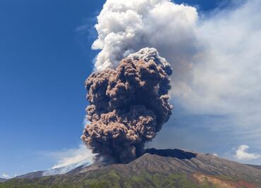 Monte Etna hace erupción y provoca pánico; turistas corren para evacuar