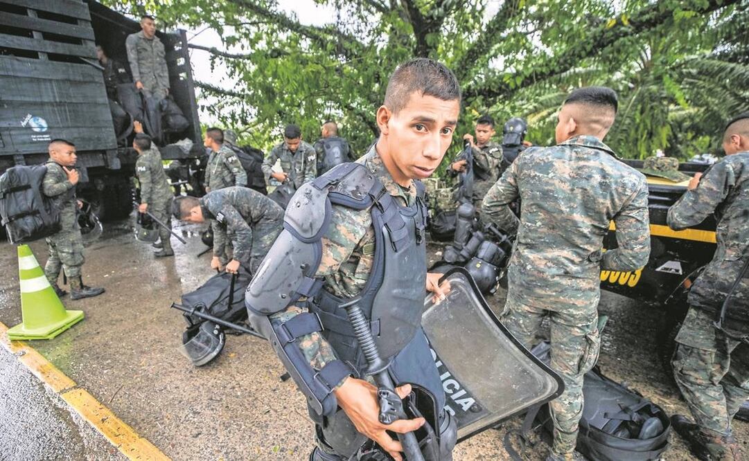 Militares y policías guatemaltecos participan en un operativo para detener a migrantes, en El Cinchado. Foto: Esteban Biba/ EFE