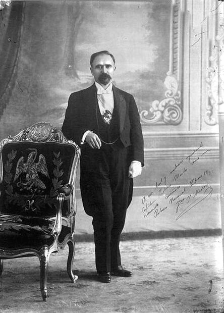 A pesar del fuerte nacionalismo en la época de la Revolución, sin duda el frac que vistió el presidente Francisco I. Madero el día de su investidura tiene más influencias francesas que mexicanas. Foto: Cortesía INAH.