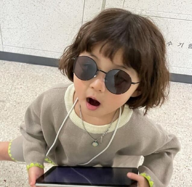 Adiós a los stickers de la niña coreana. Madre prepara demanda