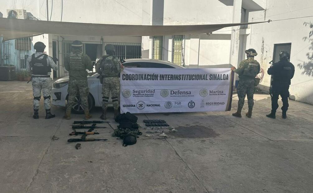 Durante los operativos en Mazatlán, Sinaloa se encontró un auto abandonado con armas y cartuchos en su interior (01/02/2025). Foto: Oficial