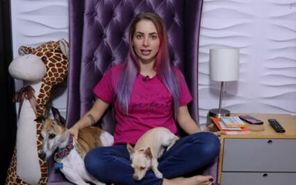 Familia de YosStop le canta las Mañanitas vía teléfono y ella hace una reflexión