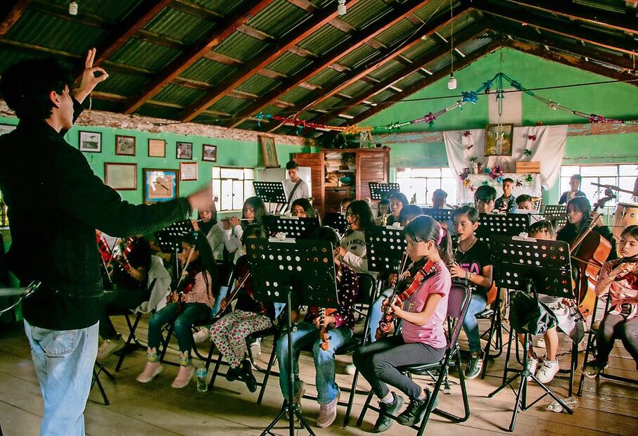 Pese a las malas condiciones de su casa, los menores acuden a ensayar de martes a domingo. Foto: de Juana García